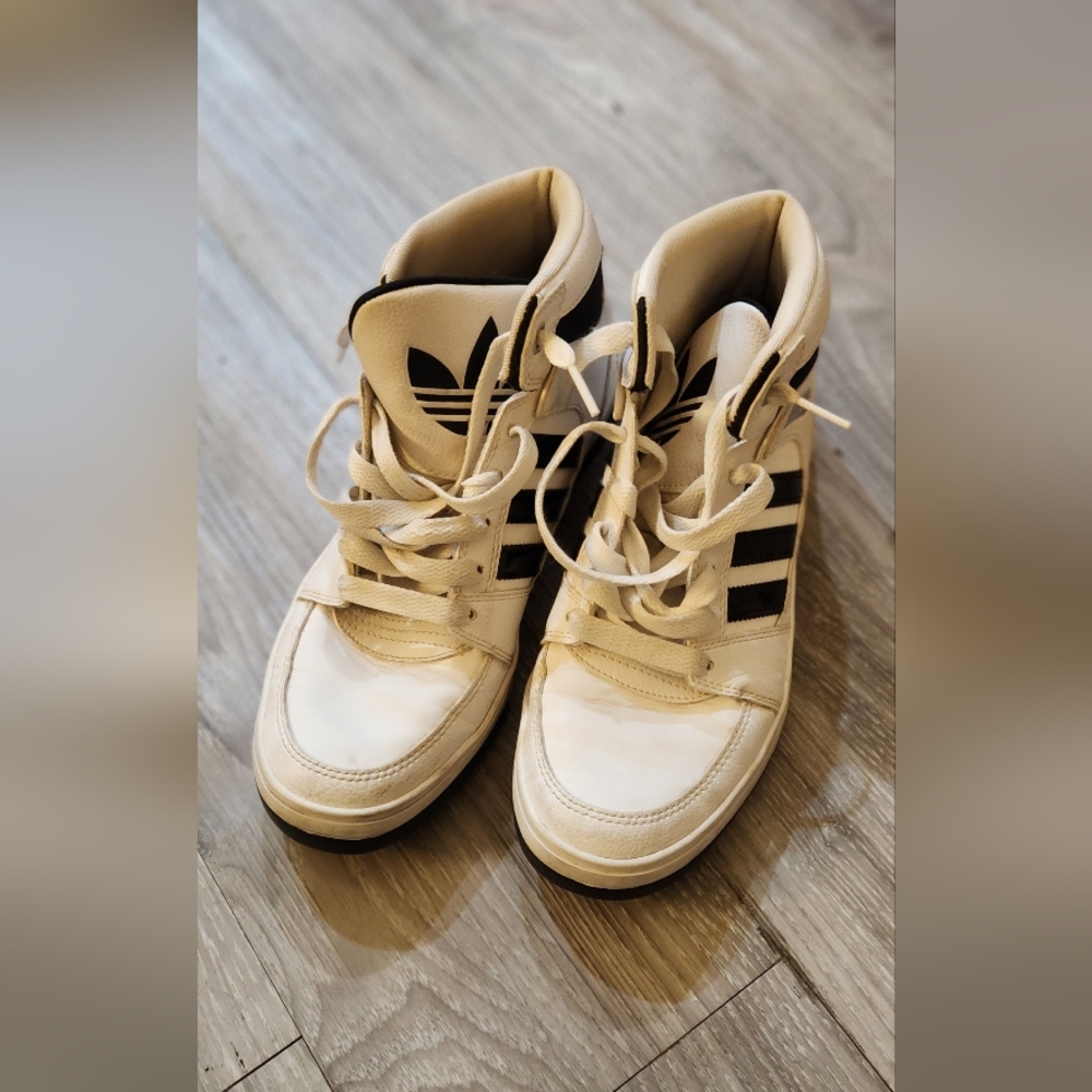 Sneakers Adidas Mens 6 Womens 7. Old School